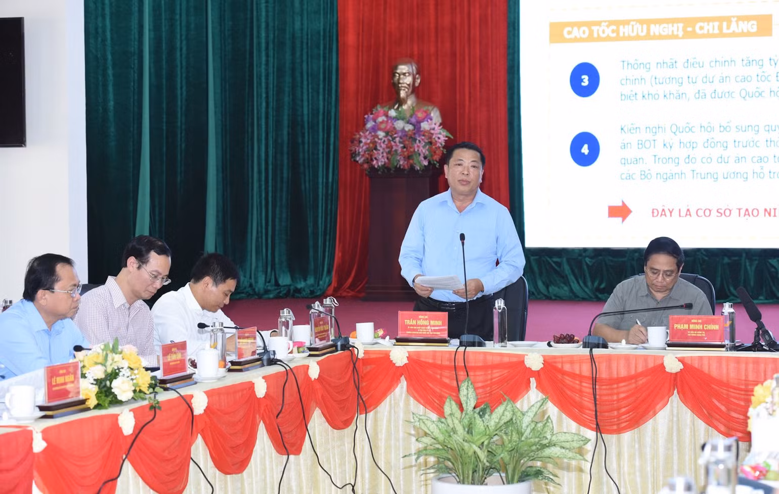 Lãnh đạo tỉnh Cao Bằng phát biểu ý kiến tại cuộc họp. (Ảnh: TRẦN HẢI)