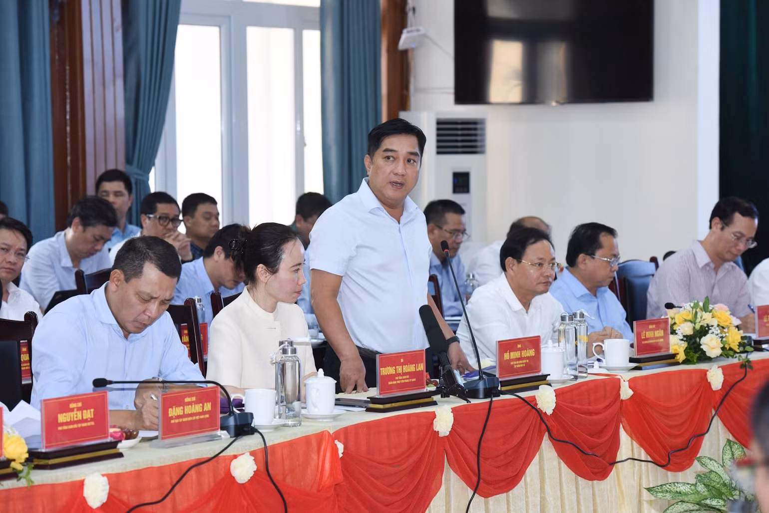 Lãnh đạo Tập đoàn Đèo Cả phát biểu ý kiến tại cuộc họp. (Ảnh: TRẦN HẢI)