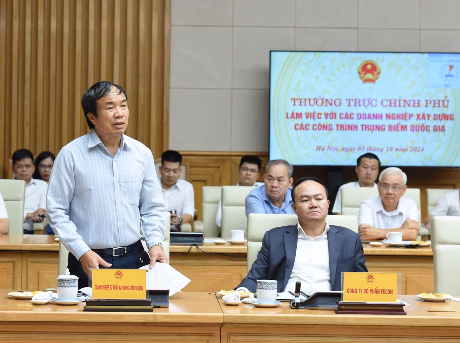 Ông Nguyễn Văn Trường, Giám đốc Doanh nghiệp Xây dựng Xuân Trường phát biểu ý kiến tại cuộc làm việc. (Ảnh: TRẦN HẢI)