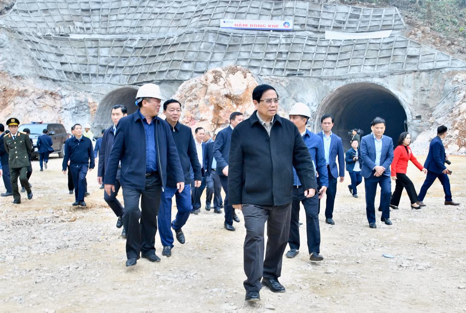 Thủ tướng Phạm Minh Chính đi kiểm tra việc thi công hầm Đông Khê (Ảnhh: THANH GIANG). Thủ tướng Phạm Minh Chính đi kiểm tra việc thi công hầm Đông Khê (Ảnhh: THANH GIANG).