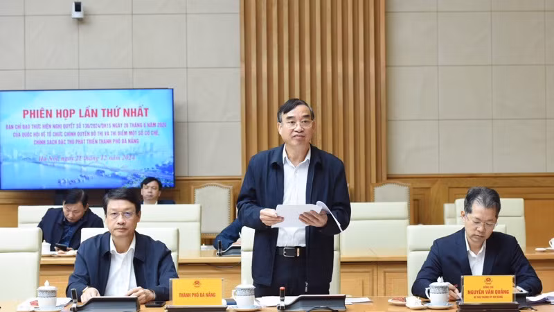 Lãnh đạo thành phố Đà Nẵng phát biểu ý kiến tại phiên họp. (Ảnh: TRẦN HẢI)