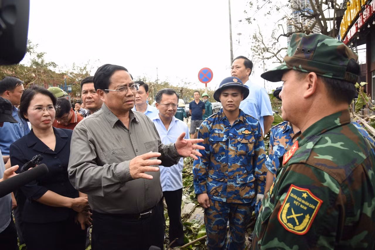 Thủ tướng Phạm Minh Chính thăm hỏi lực lượng Quân đội đang tham gia giúp nhân dân dọn dẹp vệ sinh môi trường ở thành phố Hạ Long (Ảnh: TRẦN HẢI). Thủ tướng Phạm Minh Chính thăm hỏi lực lượng Quân đội đang tham gia giúp nhân dân dọn dẹp vệ sinh môi trường ở thành phố Hạ Long (Ảnh: TRẦN HẢI).