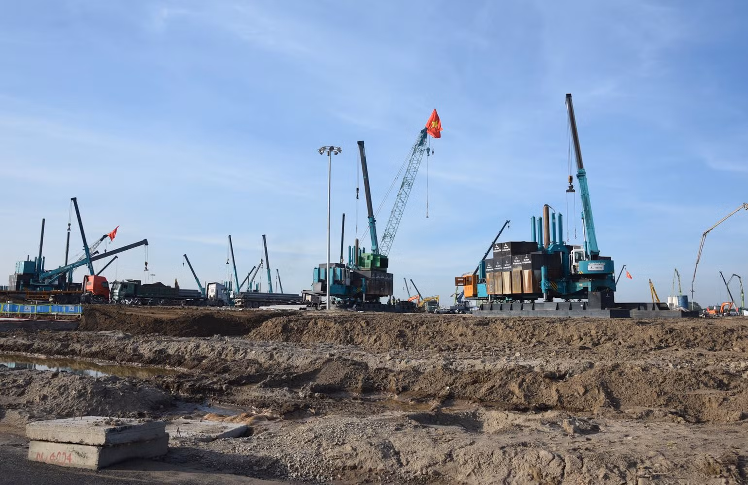Công trường xây dựng Dự án Trung tâm Hội chợ Triển lãm quốc gia. (Ảnh: Trần Hải) Công trường xây dựng Dự án Trung tâm Hội chợ Triển lãm quốc gia. (Ảnh: Trần Hải)