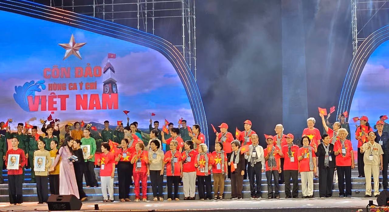 Các chiến sĩ cách mạng bị địch bắt tù đày ở Côn Đảo tham dự sự kiện. (Ảnh: VŨ TÂN)