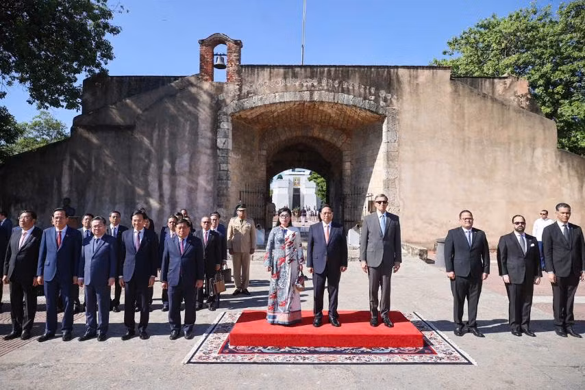 Thủ tướng Phạm Minh Chính và Phu nhân và quan chức CH Dominica đứng trên bục danh dự nghe Đội quân nhạc cử Quốc thiều hai nước. (Ảnh: Nhật Bắc/VGP)