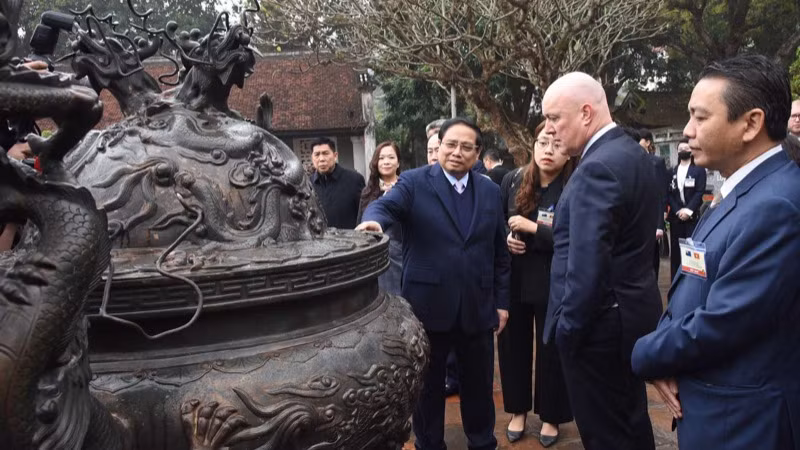 Thủ tướng Phạm Minh Chính giới thiệu với Thủ tướng New Zealand Christopher Luxon về đỉnh đồng tại Văn Miếu-Quốc Tử Giám. (Ảnh: TRẦN HẢI)