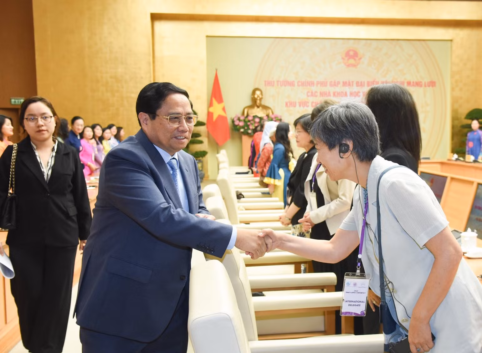 Thủ tướng Phạm Minh Chính bắt tay các đại biểu tham dự buổi gặp mặt. (Ảnh: TRẦN HẢI)