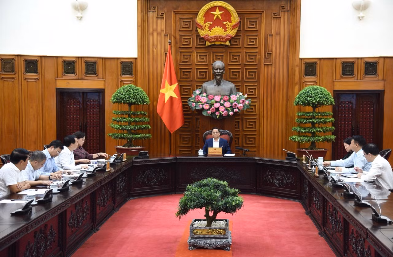 Thủ tướng Phạm Minh Chính chủ trì cuộc họp với một số bộ, ngành về điều hành chính sách tiền tệ. (Ảnh: Trần Hải)