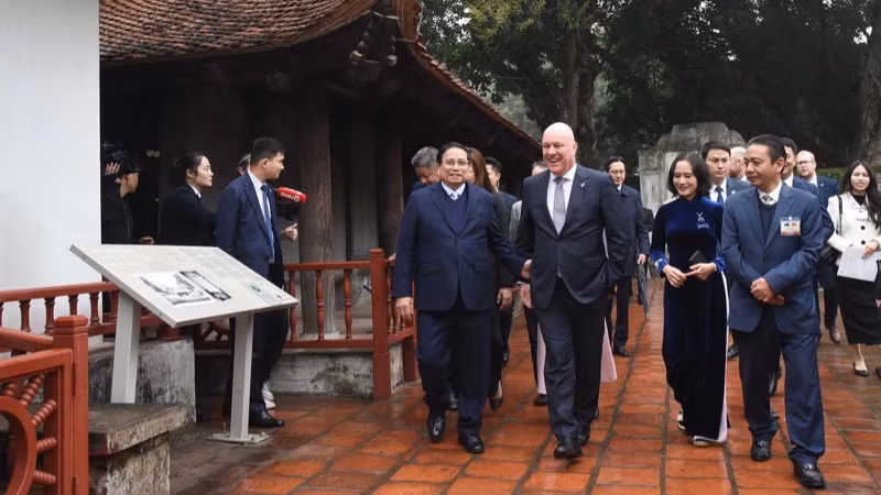 Thủ tướng Phạm Minh Chính và Thủ tướng New Zealand Christopher Luxon tại Văn Miếu-Quốc Tử Giám. (Ảnh: TRẦN HẢI)