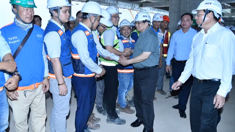 Thủ tướng Phạm Minh Chính động viên các đơn vị đang thi công trên công trường.