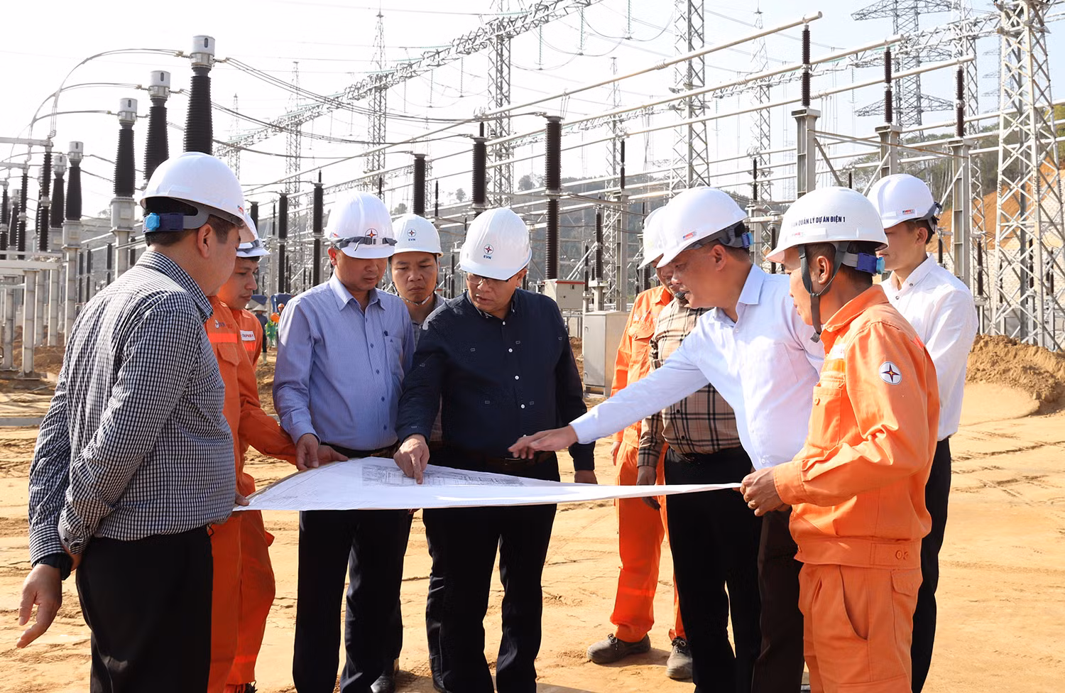 Lãnh đạo Tập đoàn Điện lực Việt Nam kiểm tra công tác thi công Trạm biến áp 500kV Lào Cai.