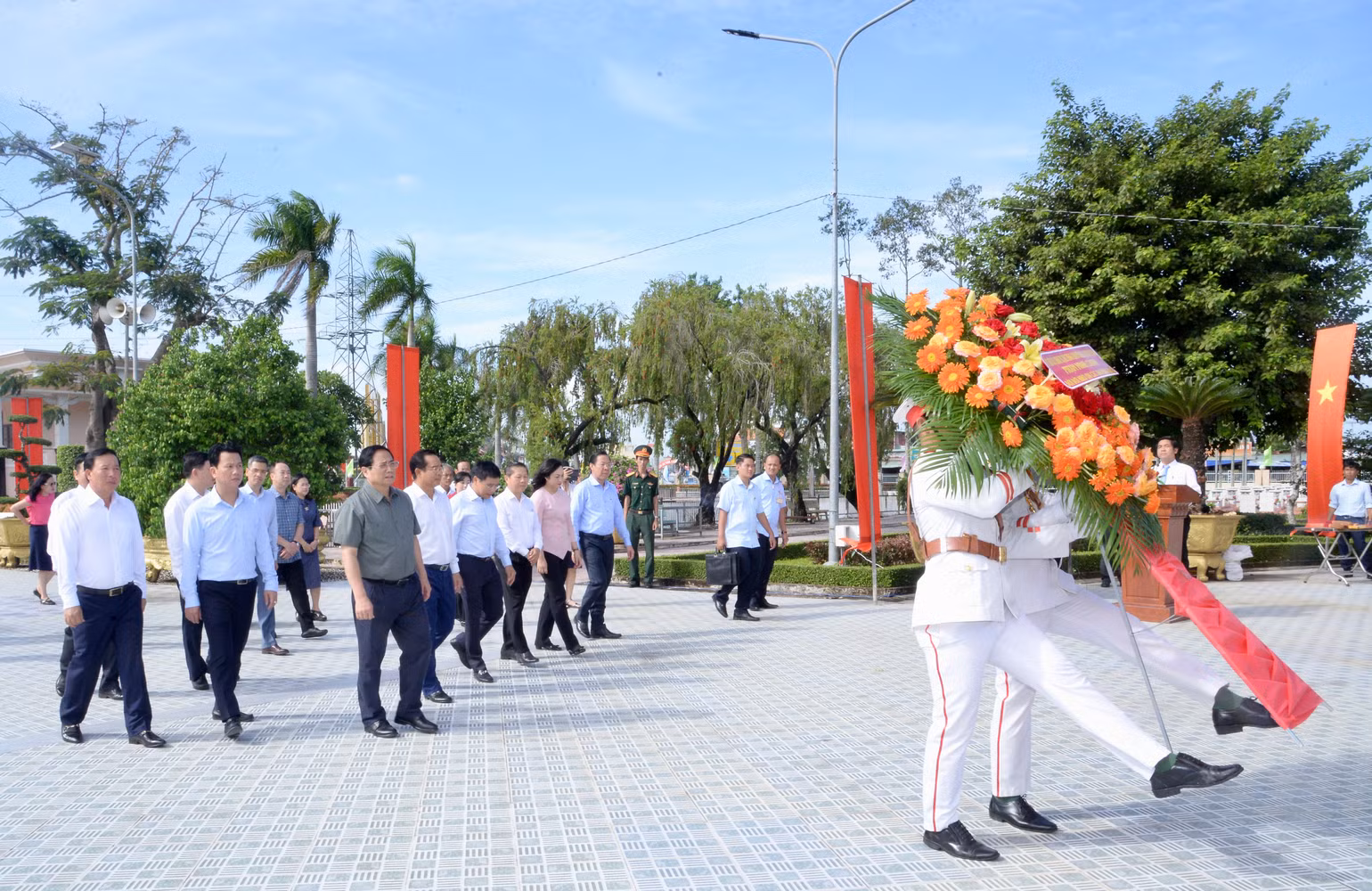 Thủ tướng Phạm Minh Chính và Đoàn công tác đến dâng hương, dâng hoa tưởng niệm các anh hùng liệt sĩ tại Nghĩa trang liệt sĩ tỉnh Long An. Thủ tướng Phạm Minh Chính và Đoàn công tác đến dâng hương, dâng hoa tưởng niệm các anh hùng liệt sĩ tại Nghĩa trang liệt sĩ tỉnh Long An.