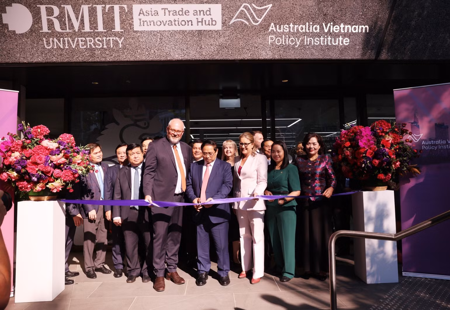 Thủ tướng Phạm Minh Chính cắt băng khai trương Viện Chính sách Australia - Việt Nam (Ảnh: Nhật Bắc). Thủ tướng Phạm Minh Chính cắt băng khai trương Viện Chính sách Australia - Việt Nam (Ảnh: Nhật Bắc).