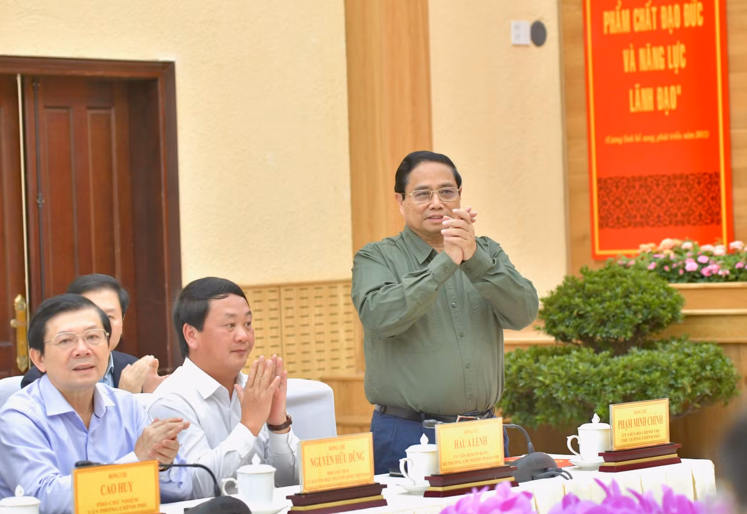 Thủ tướng Phạm Minh Chính tới dự Lễ tiếp nhận ủng hộ Chương trình "Xóa nhà tạm, nhà dột nát" tỉnh Lâm Đồng. (Ảnh: Thanh Giang)
