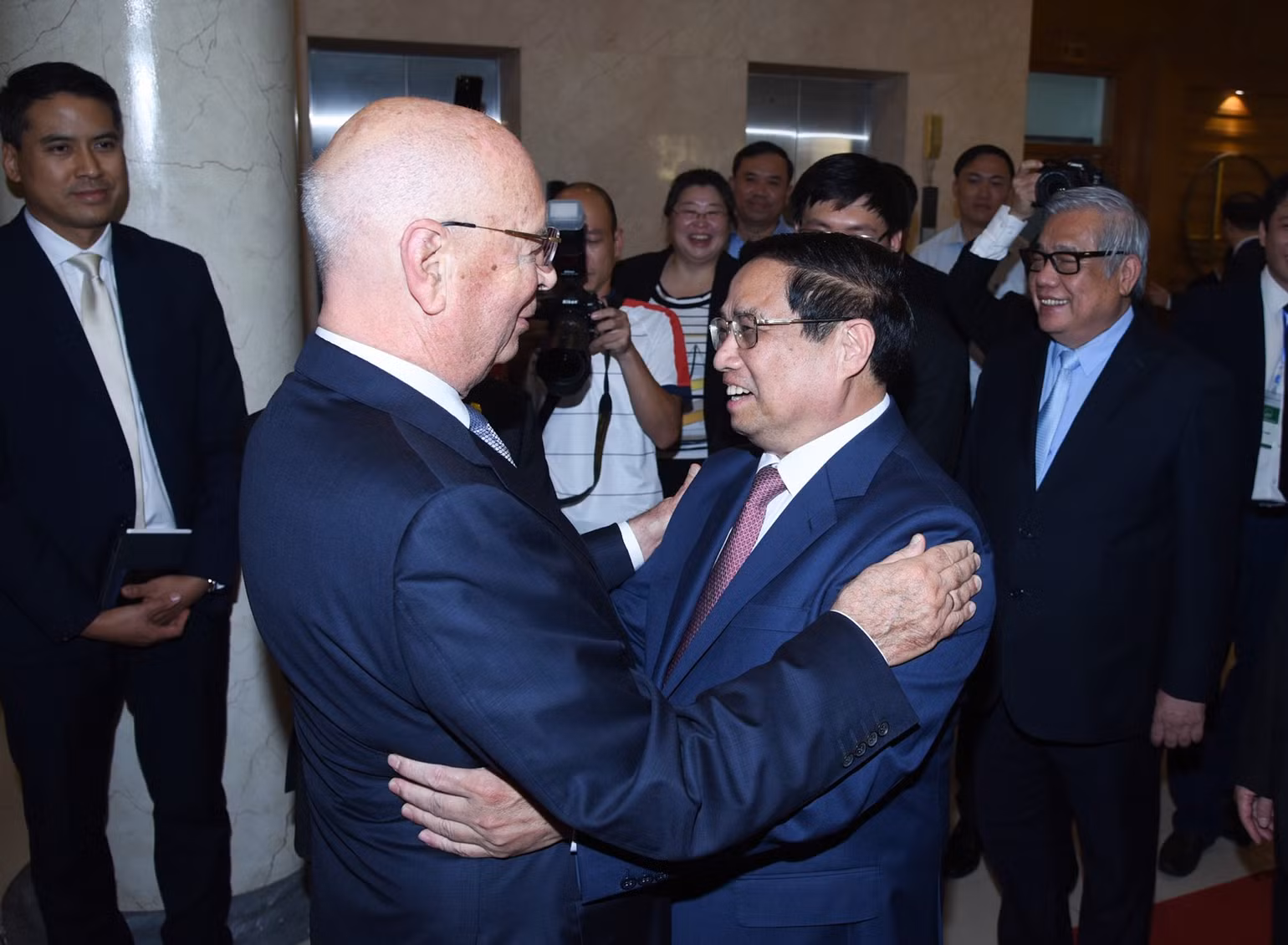 Thủ tướng Phạm Minh Chính và Giáo sư Klaus Schwab. (Ảnh: Trần Hải)