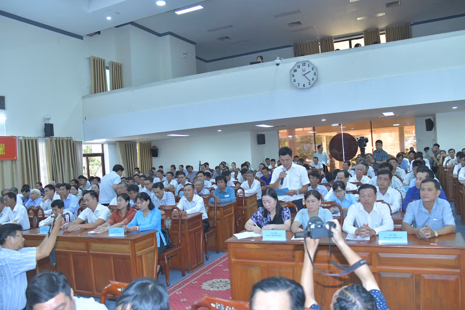 Đại diện cán bộ, hội viên tiêu biểu Hội Nông dân, chủ doanh nghiệp, hợp tác xã trên địa bàn thành phố Cần Thơ tại cuộc tiếp xúc cử tri. (Ảnh: THANH GIANG)