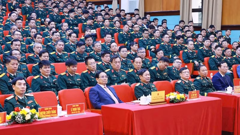 Thủ tướng Phạm Minh Chính và lãnh đạo Bộ Quốc phòng, Học viện Kỹ thuật Quân sự. (Ảnh: TRẦN HẢI)