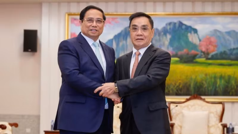 Thủ tướng Phạm Minh Chính và nguyên Thủ tướng Chính phủ Lào Thongsing Thammavong. (Ảnh: NHẬT BẮC/VGP)