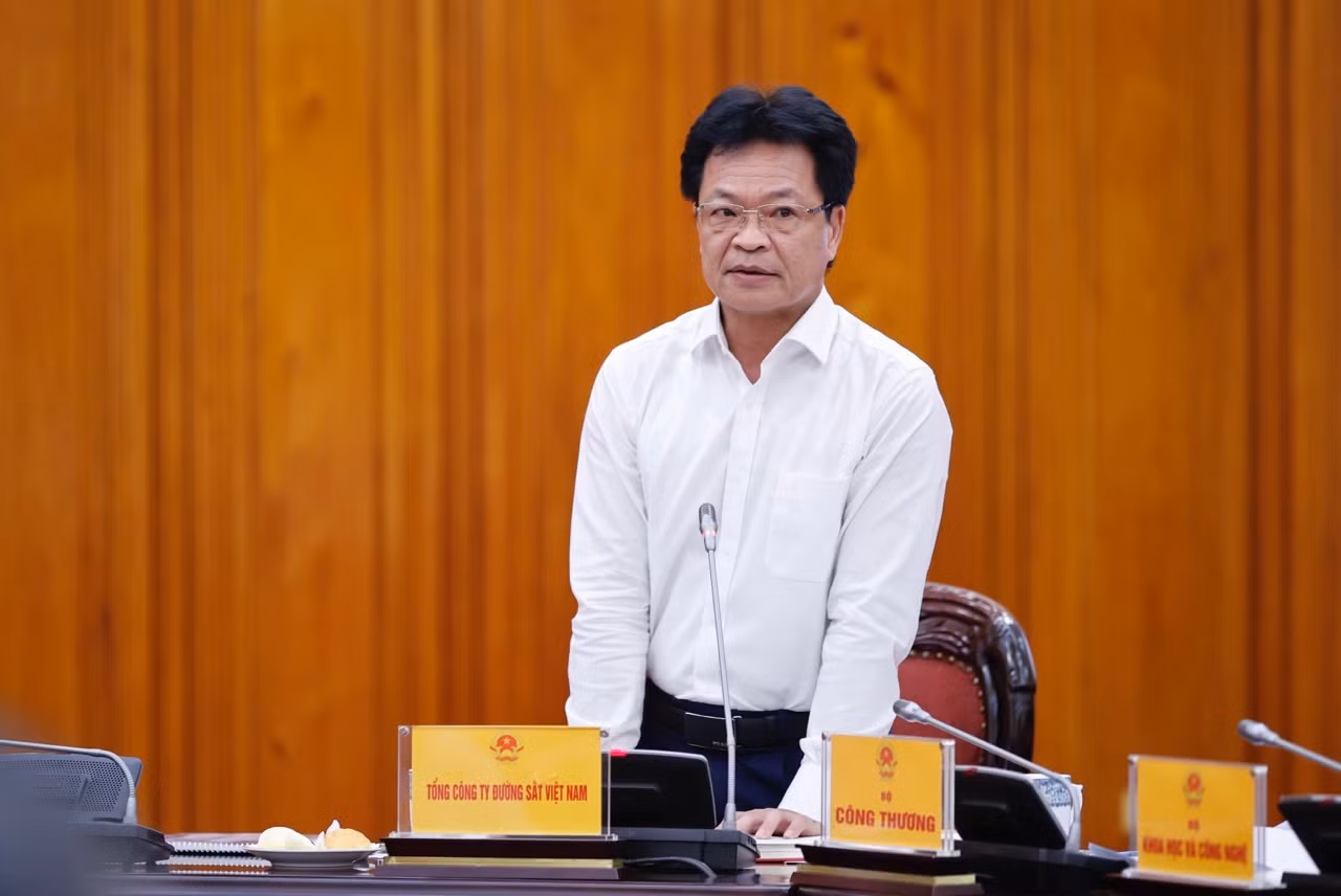 Đại diện lãnh đạo Tổng Công ty Đường sắt Việt Nam phát biểu ý kiến tại cuộc họp. (Ảnh: TRẦN HẢI)