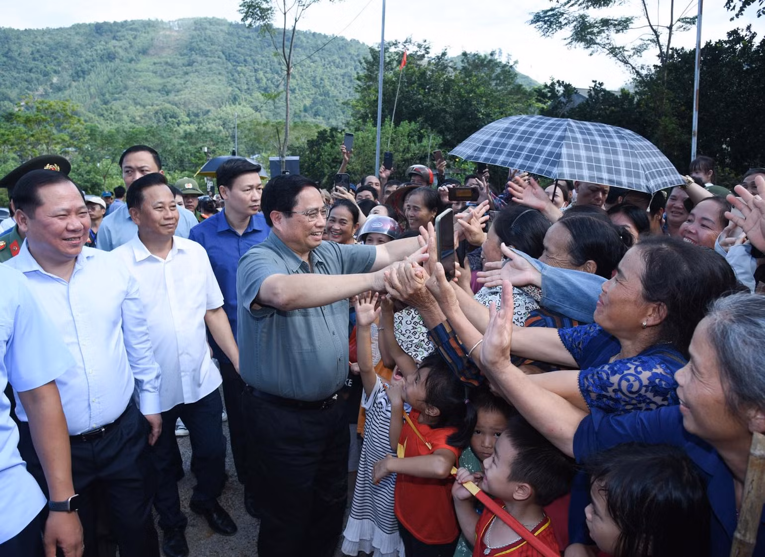 Thủ tướng Phạm Minh Chính với bà con nhân dân xã Cao Sơn, huyện Đà Bắc. (Ảnh: Trần Hải) Thủ tướng Phạm Minh Chính với bà con nhân dân xã Cao Sơn, huyện Đà Bắc. (Ảnh: Trần Hải)