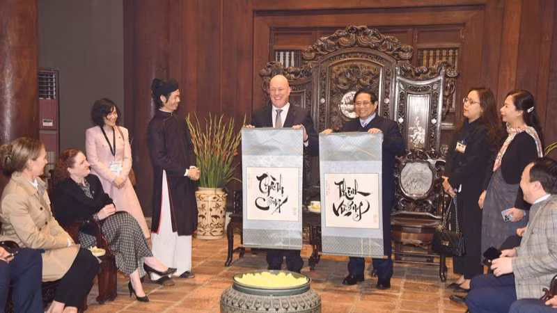 Thủ tướng New Zealand Christopher Luxon bày tỏ vui mừng được thầy đồ tặng chữ. (Ảnh: TRẦN HẢI)