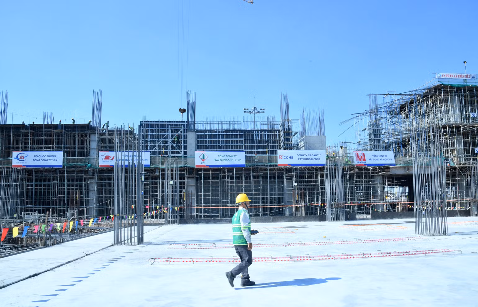 Một góc công trường xây dựng Nhà ga hành khách T3 Cảng hàng không quốc tế Tân Sơn Nhất. Ảnh: THANH GIANG