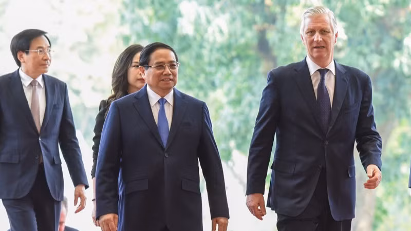 Thủ tướng Chính phủ Phạm Minh Chính đón Nhà vua Bỉ Philippe tại sảnh Trụ sở Chính phủ. (Ảnh: TRẦN HẢI)