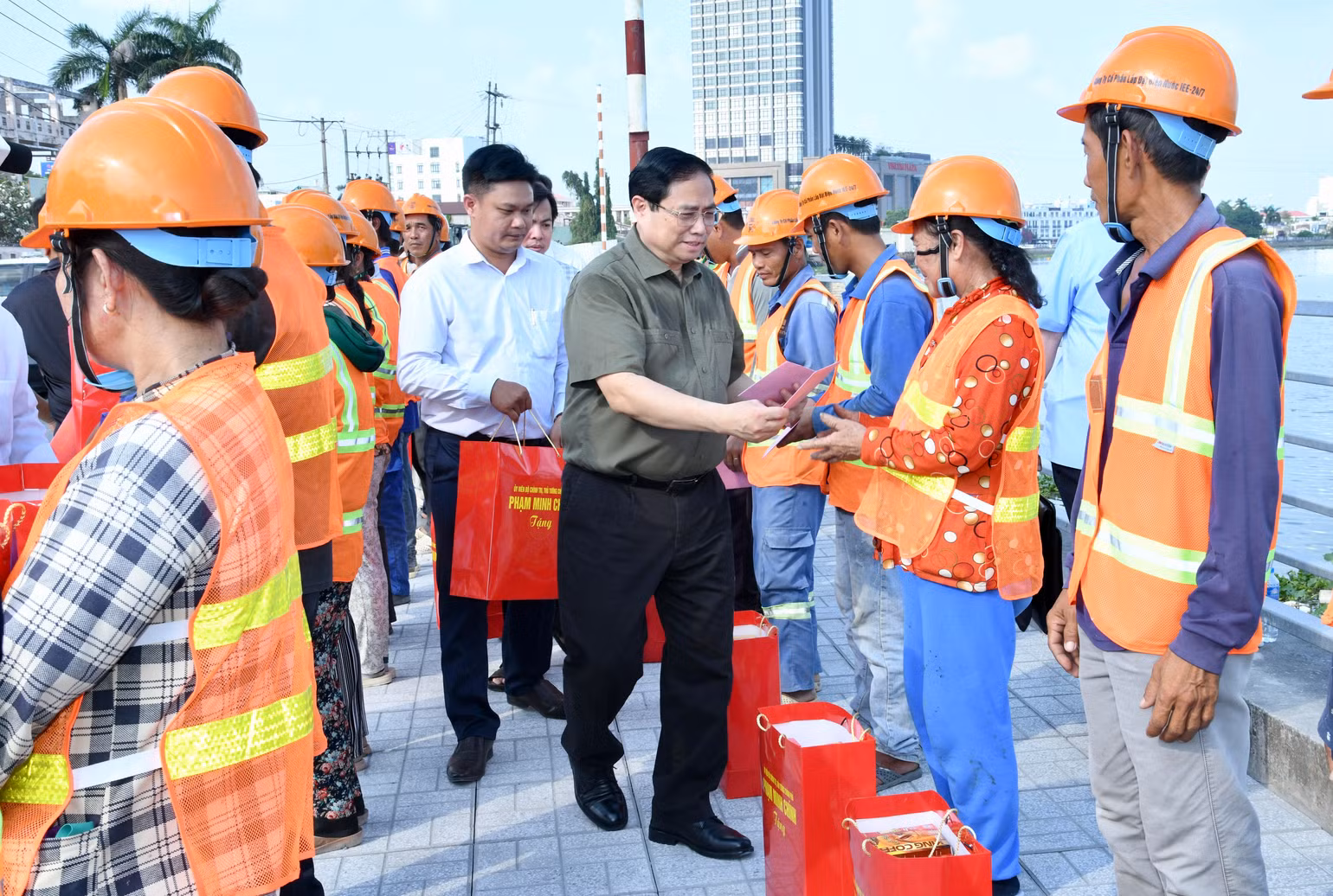 Thủ tướng Phạm Minh Chính tặng quà chúc Tết công nhân đang thi công tuyến đường ven bờ kè sông Hậu trên địa bàn thành phố Cần Thơ.