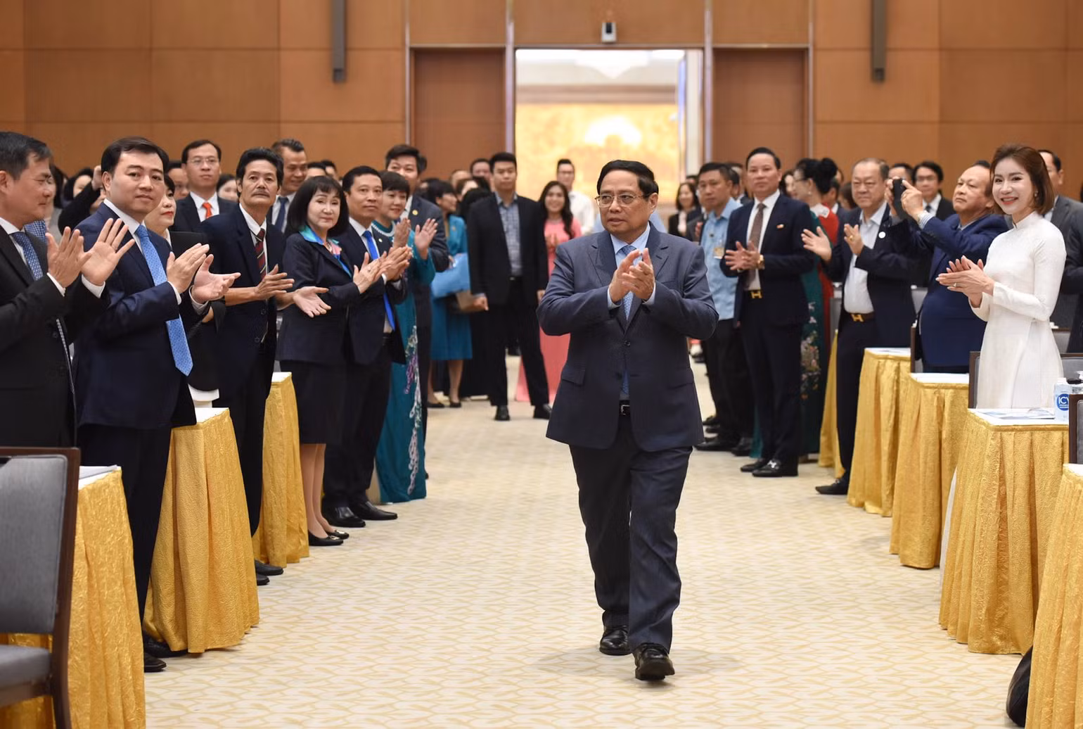 Thủ tướng Phạm Minh Chính tới dự buổi gặp mặt của Thường trực Chính phủ với đại diện doanh nghiệp. (Ảnh: TRẦN HẢI)