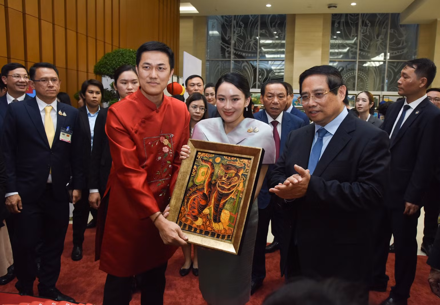 Thủ tướng Thái Lan Paetongtarn Shinawatra trải nghiệm làm tranh dân gian Đông Hồ truyền thống của Việt Nam. (Ảnh: TRẦN HẢI)