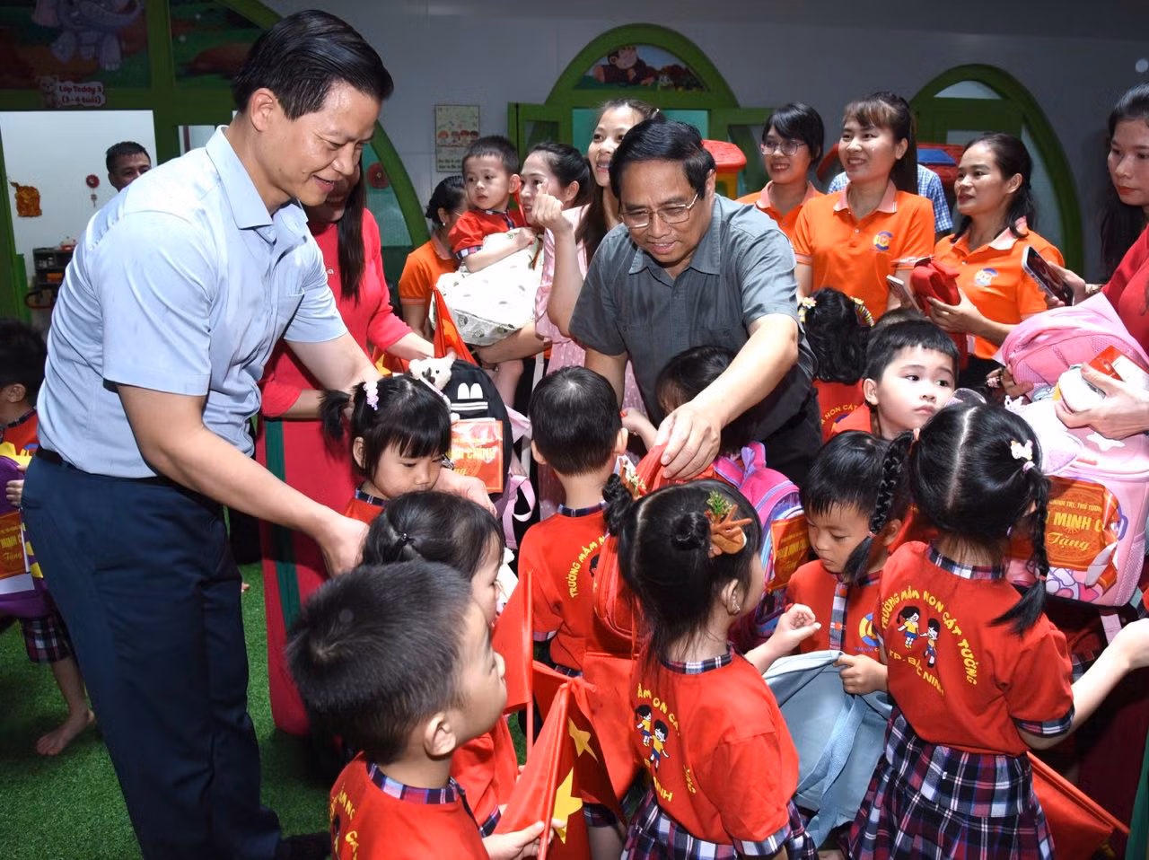 Thủ tướng Phạm Minh Chính tặng quà cho các cháu học sinh trường Mầm non Cát Tường. Thủ tướng Phạm Minh Chính tặng quà cho các cháu học sinh trường Mầm non Cát Tường.