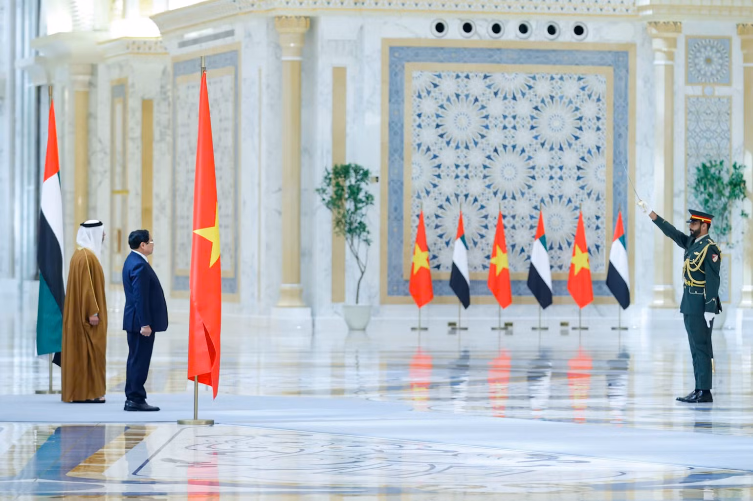 Thủ tướng Phạm Minh Chính và Phó Tổng thống Sheikh Mansour Bin Zayed Al Nahyan tại vị trí danh dự trong lễ đón chính thức. (Ảnh: Nhật Bắc/VGP) Thủ tướng Phạm Minh Chính và Phó Tổng thống Sheikh Mansour Bin Zayed Al Nahyan tại vị trí danh dự trong lễ đón chính thức. (Ảnh: Nhật Bắc/VGP)