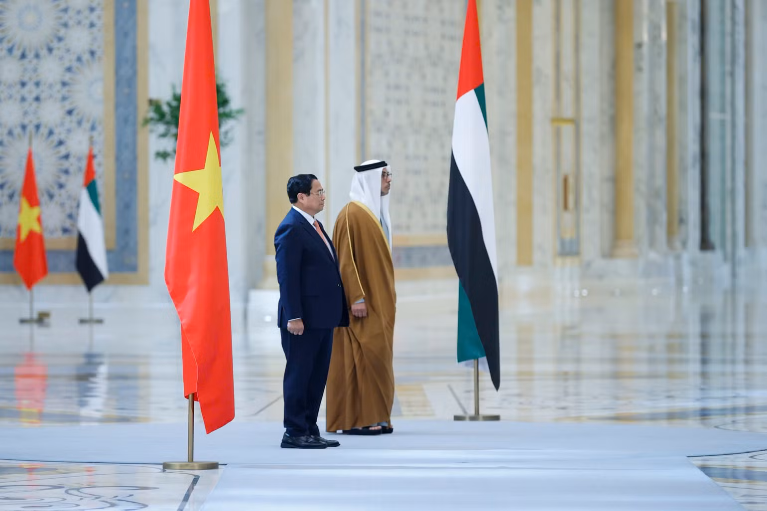 Thủ tướng Phạm Minh Chính và Phó Tổng thống Sheikh Mansour Bin Zayed Al Nahyan tại vị trí danh dự trong lễ đón chính thức. (Ảnh: Nhật Bắc/VGP) Thủ tướng Phạm Minh Chính và Phó Tổng thống Sheikh Mansour Bin Zayed Al Nahyan tại vị trí danh dự trong lễ đón chính thức. (Ảnh: Nhật Bắc/VGP)