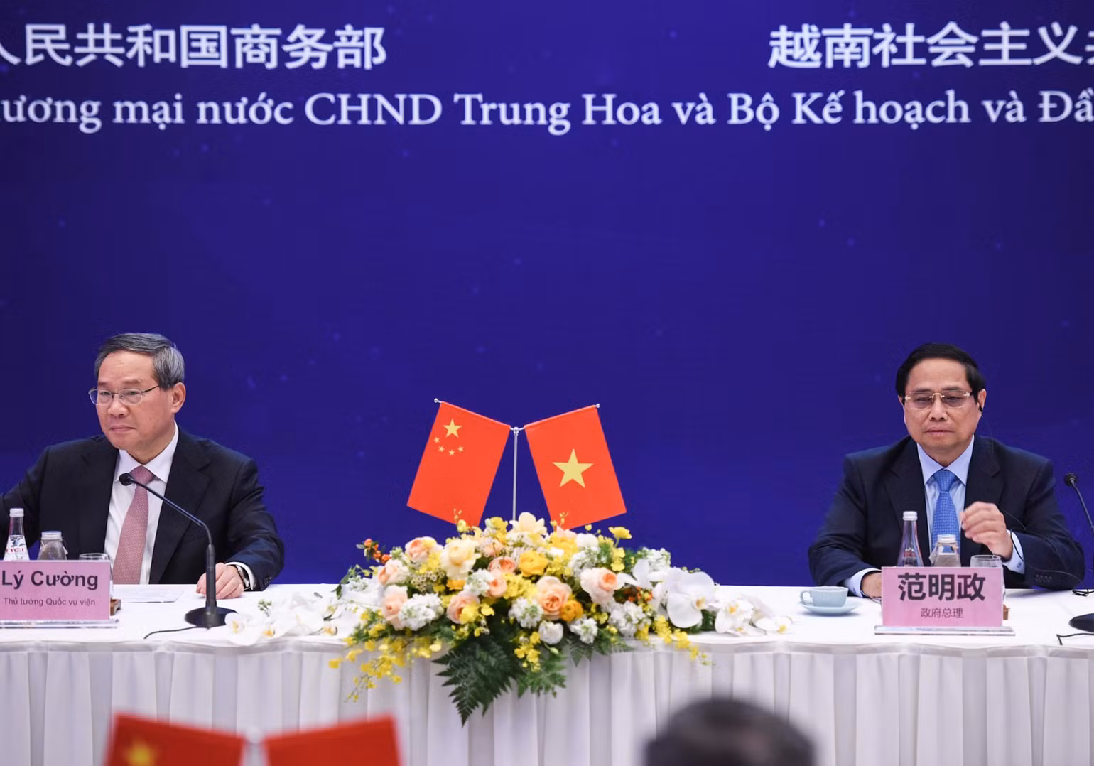 Thủ tướng Phạm Minh Chính và Thủ tướng Trung Quốc Lý Cường tại Tọa đàm Doanh nghiệp Việt Nam-Trung Quốc. (Ảnh: TRẦN HẢI)
