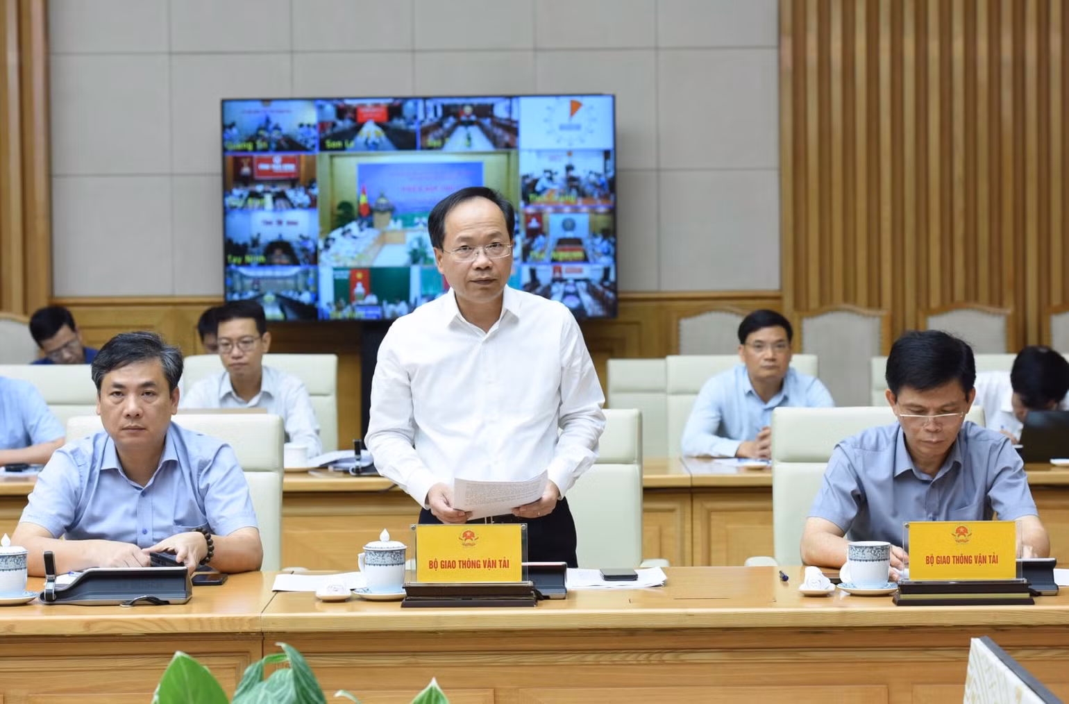 Đại diện lãnh đạo Bộ Giao thông vận tải báo cáo tại Phiên họp. (Ảnh: Trần Hải) Đại diện lãnh đạo Bộ Giao thông vận tải báo cáo tại Phiên họp. (Ảnh: Trần Hải)