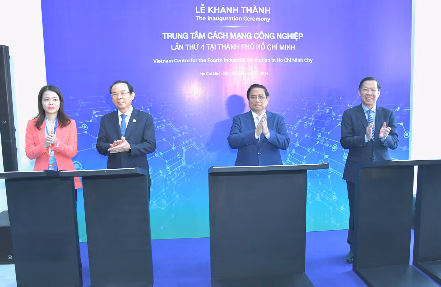Thủ tướng Phạm Minh Chính và các đồng chí lãnh đạo thực hiện nghi thức ký lưu niệm điện tử nhân dịp Lễ khánh thành. (Ảnh: Thanh Giang) Thủ tướng Phạm Minh Chính và các đồng chí lãnh đạo thực hiện nghi thức ký lưu niệm điện tử nhân dịp Lễ khánh thành. (Ảnh: Thanh Giang)