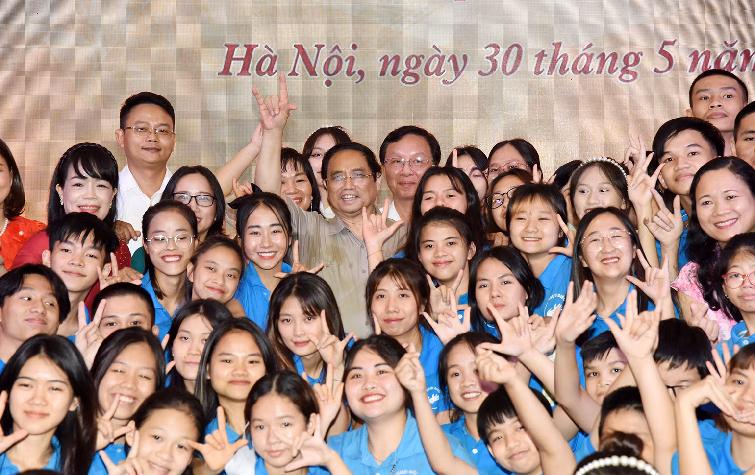 Thủ tướng Phạm Minh Chính với học sinh, sinh viên khuyết tật tại Trung tâm hỗ trợ phát triển giáo dục hòa nhập thuộc Trường cao đẳng Sư phạm Trung ương. (Ảnh: Trần Hải) Thủ tướng Phạm Minh Chính với học sinh, sinh viên khuyết tật tại Trung tâm hỗ trợ phát triển giáo dục hòa nhập thuộc Trường cao đẳng Sư phạm Trung ương. (Ảnh: Trần Hải)