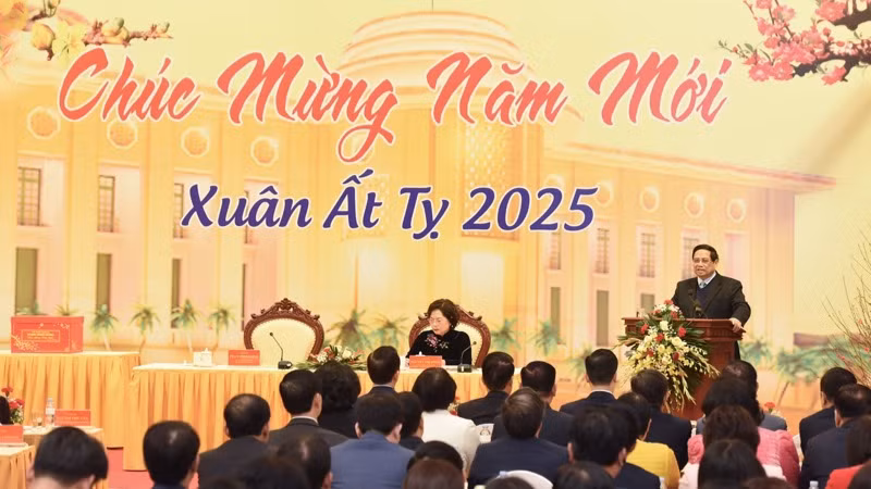 Thủ tướng Phạm Minh Chính phát biểu ý kiến chỉ đạo, giao nhiệm vụ cho ngành ngân hàng. (Ảnh: TRẦN HẢI)