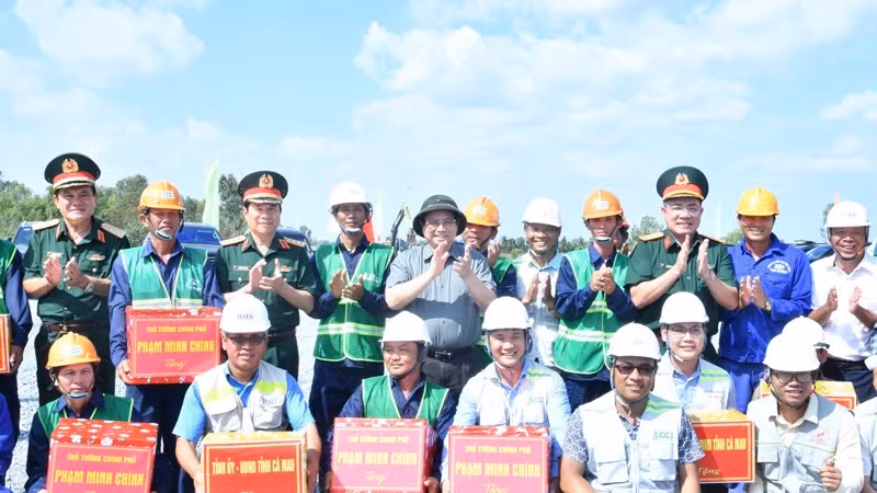 Thủ tướng Phạm Minh Chính tặng quà động viên các kỹ sư, công nhân trên công trường. (Ảnh: THANH GIANG)
