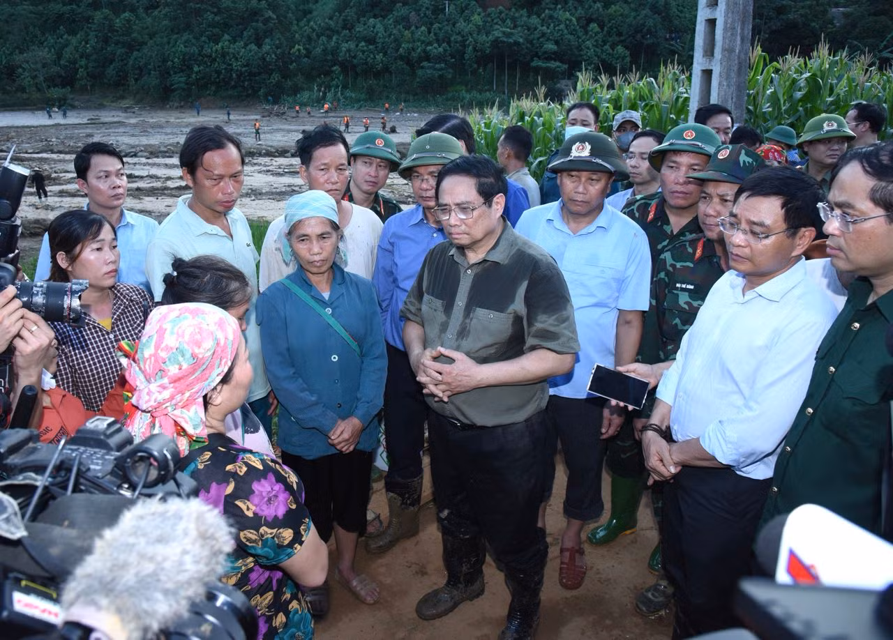 Thủ tướng Phạm Minh Chính thăm hỏi bà con nhân dân Làng Nủ. (Ảnh: TRẦN HẢI)