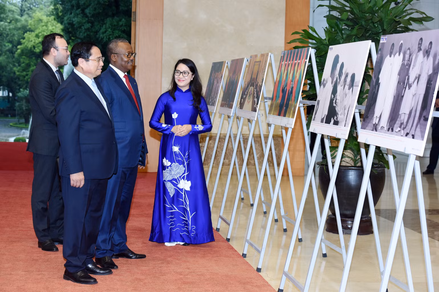 Thủ tướng Phạm Minh Chính giới thiệu với Tổng thống Cộng hòa Guinea-Bissau Umaro Sissoco Embalo những bức ảnh về quan hệ hai nước. (Ảnh: Trần Hải) Thủ tướng Phạm Minh Chính giới thiệu với Tổng thống Cộng hòa Guinea-Bissau Umaro Sissoco Embalo những bức ảnh về quan hệ hai nước. (Ảnh: Trần Hải)