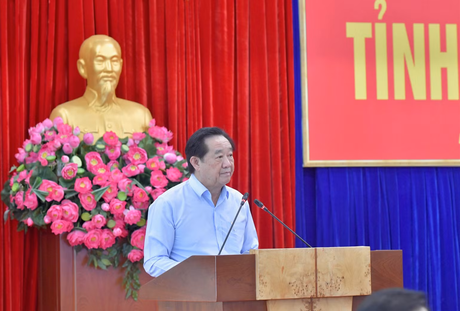 Phó Bí thư Thường trực Tỉnh ủy Bình Dương Nguyễn Hoàng Thao báo cáo Thủ tướng Chính phủ tại buổi làm việc. (Ảnh: Thanh Giang)