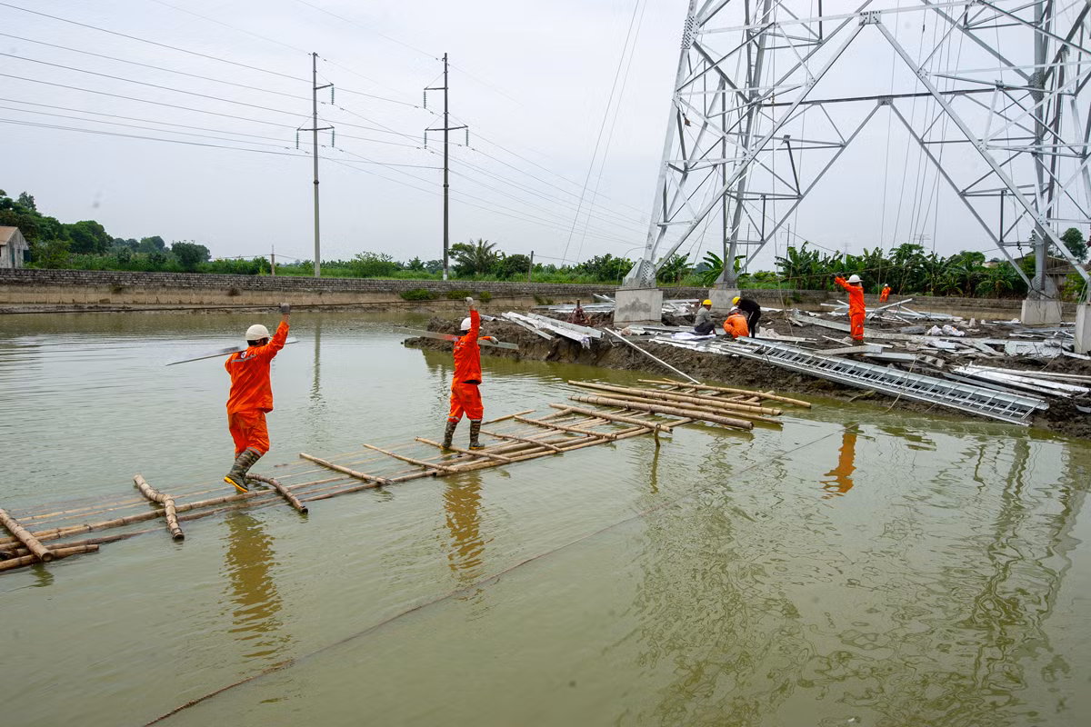 Thi công Đường dây 500kV mạch 3 với tinh thần "vượt nắng, thắng mưa, không thua gió bão".(Ảnh: Thành Vinh - EVNICT)