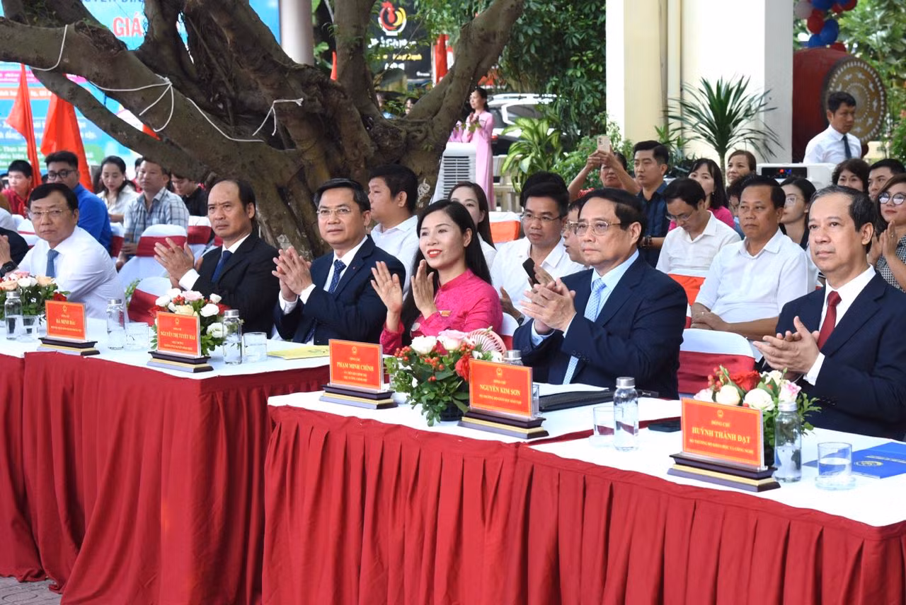 Thủ tướng Phạm Minh Chính và các đồng chí lãnh đạo, đại biểu tham dự Lễ khai giảng năm học mới. (Ảnh: TRẦN HẢI)