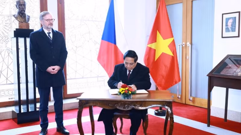 Thủ tướng Phạm Minh Chính ghi lưu bút tại Phủ Thủ tướng CH Czech (Ảnh: NHẬT BẮC/VGP).