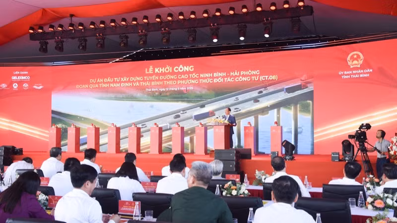 Quang cảnh buổi lễ. (Ảnh: TRẦN HẢI)