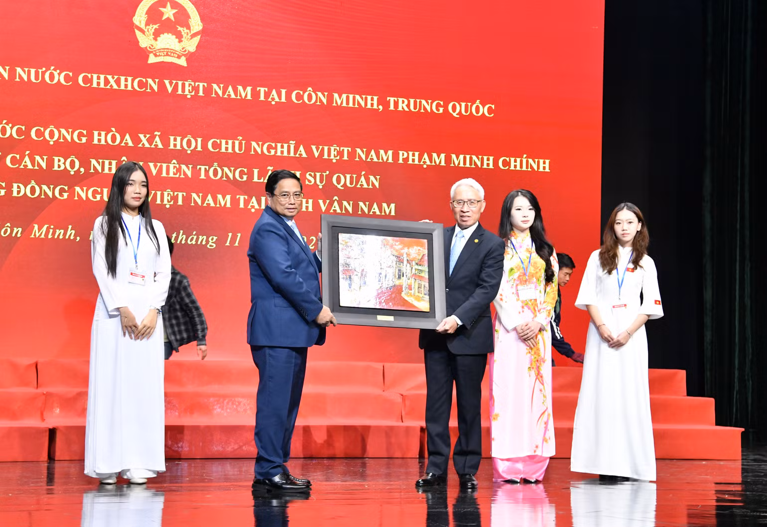 Thủ tướng Phạm Minh Chính tặng quà lưu niệm cho Đại sứ quán Việt Nam tại Trung Quốc. (Ảnh: Thanh Giang)
