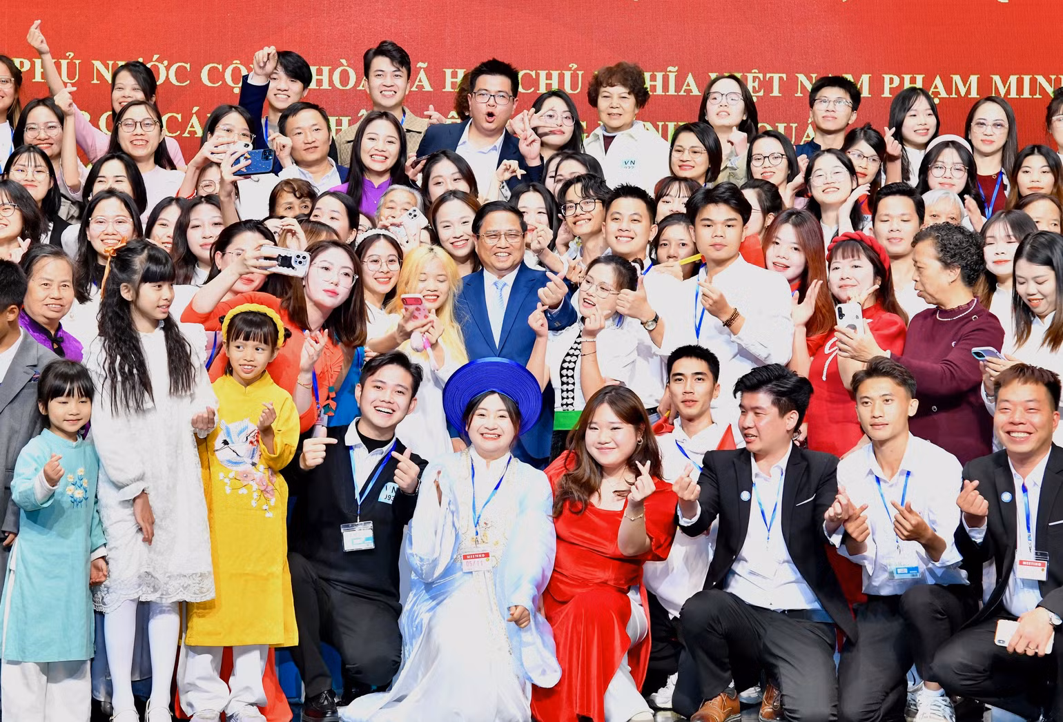 Thủ tướng Phạm Minh Chính với các sinh viên Việt Nam đang học tập tại Côn Minh. (Ảnh: Thanh Giang)