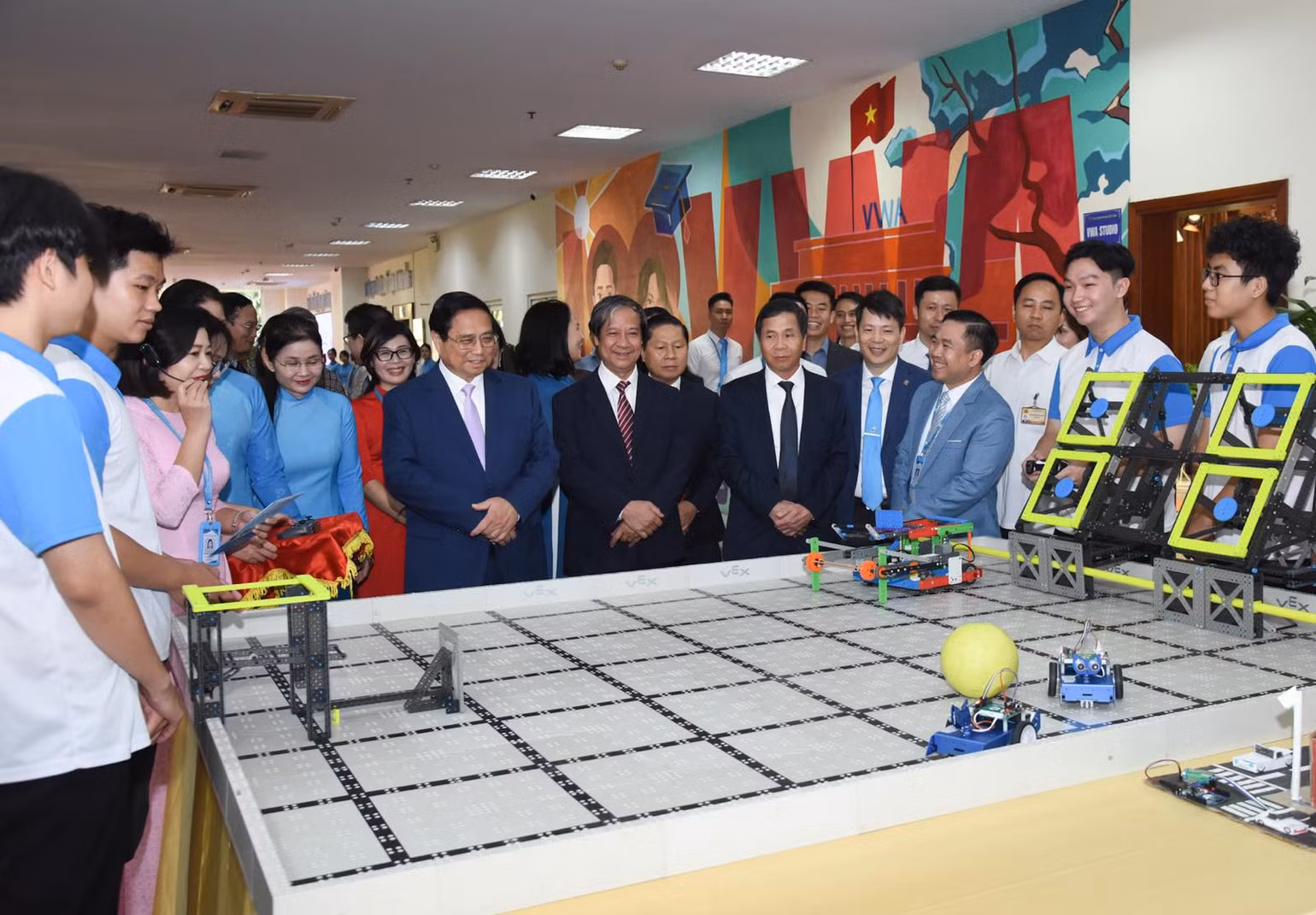 Thủ tướng tham quan nơi trưng bày sản phẩm robot do sinh viên Học viện Phụ nữ Việt Nam nghiên cứu chế tạo. (Ảnh: Trần Hải) Thủ tướng tham quan nơi trưng bày sản phẩm robot do sinh viên Học viện Phụ nữ Việt Nam nghiên cứu chế tạo. (Ảnh: Trần Hải)