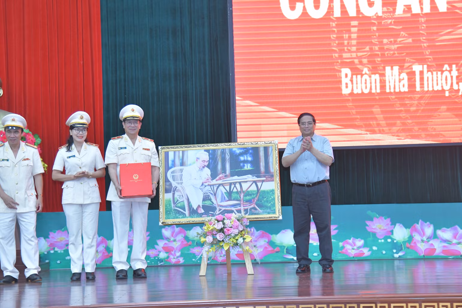 Thủ tướng Phạm Minh Chính tặng quà lưu niệm cho Công an tỉnh Đắk Lắk.